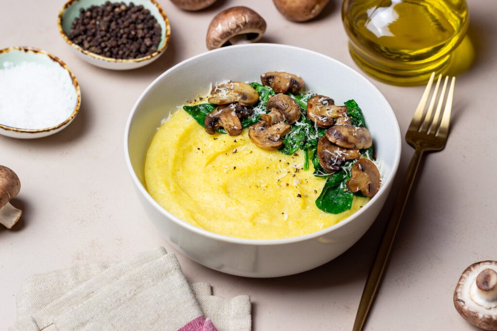 Polenta met spinazie en champignons